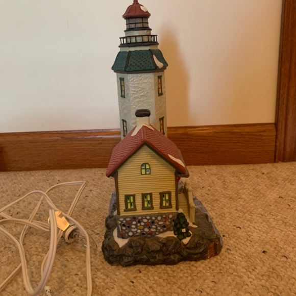Santa’s Workbench Collection 2001 Knightsbridge Lighthouse - Picture 4 of 5